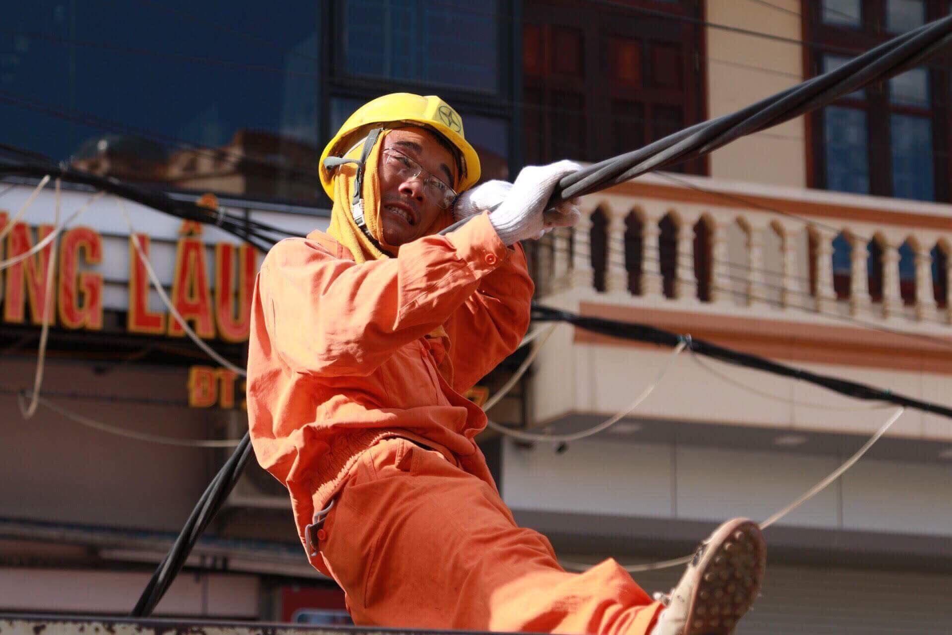  Nỗ lực bảo đảm đủ điện trong đợt nắng nóng kéo dài  